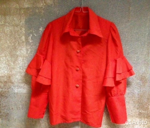 Алая модная блузка с воланами