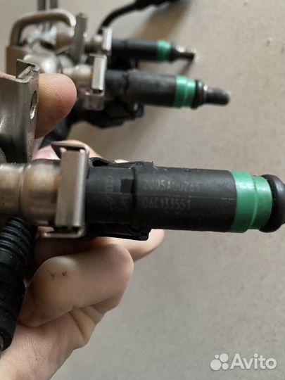 Топливная рампа с форсунками для V6