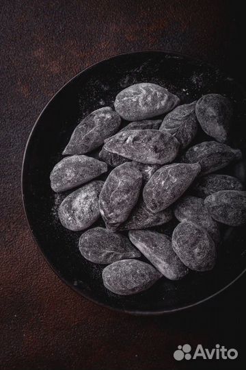 Черные пельмени с крабом, палтусом и сыром рикотта