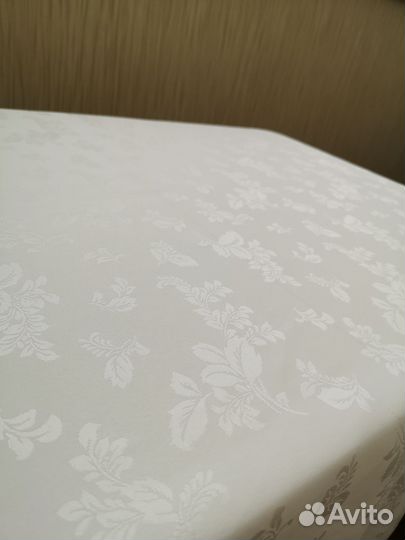 Скатерть белая с набивным рисунком 150х195