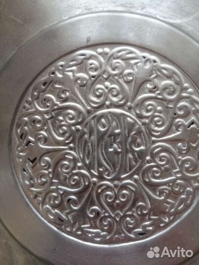 Тарелка с тисненным рисунком 