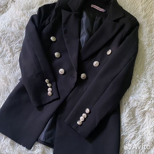 Пиджак с золотыми пуговицами