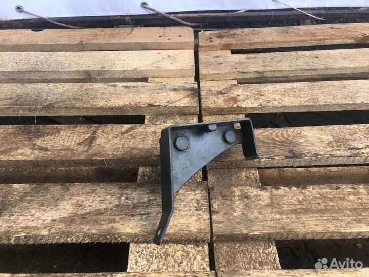 1749258 Кронштейн бокового спойлера лев. Скания