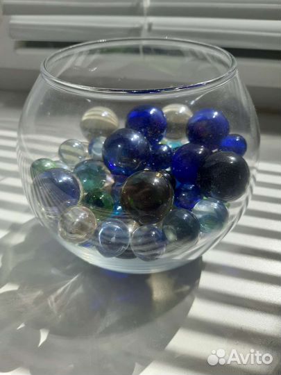 Ваза и стеклянные шары