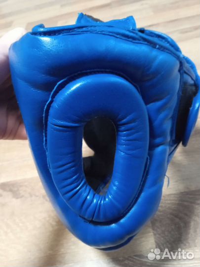 Шлем и перчатки для единоборств