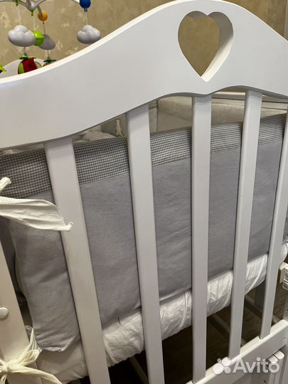 Детская кроватка с маятником