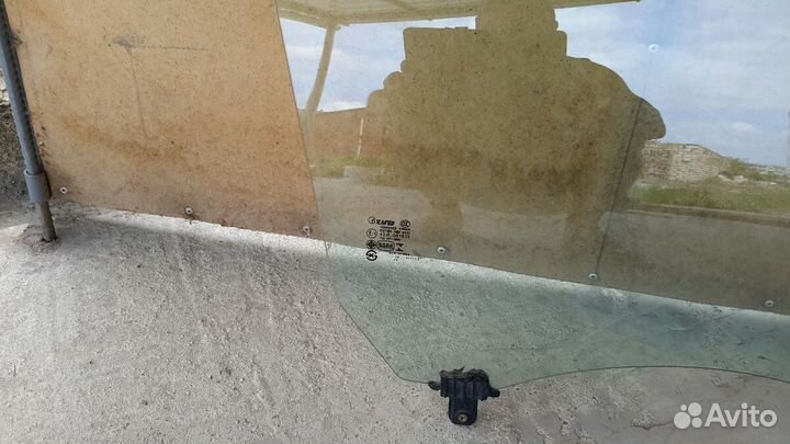 Переднее боковое правое стекло Киа Церато2