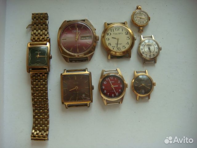 Часы наручные в желтом корпусе AU