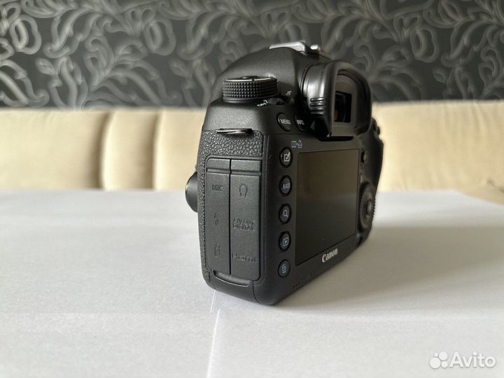 Зеркальный фотоаппарат Canon 5d Mark III