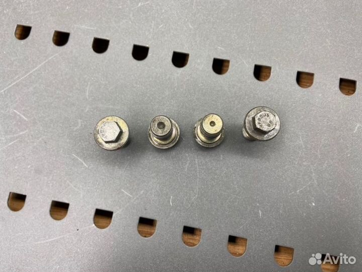 Болты карбюратора Mercedes-Benz 190E W201 M102 2.0