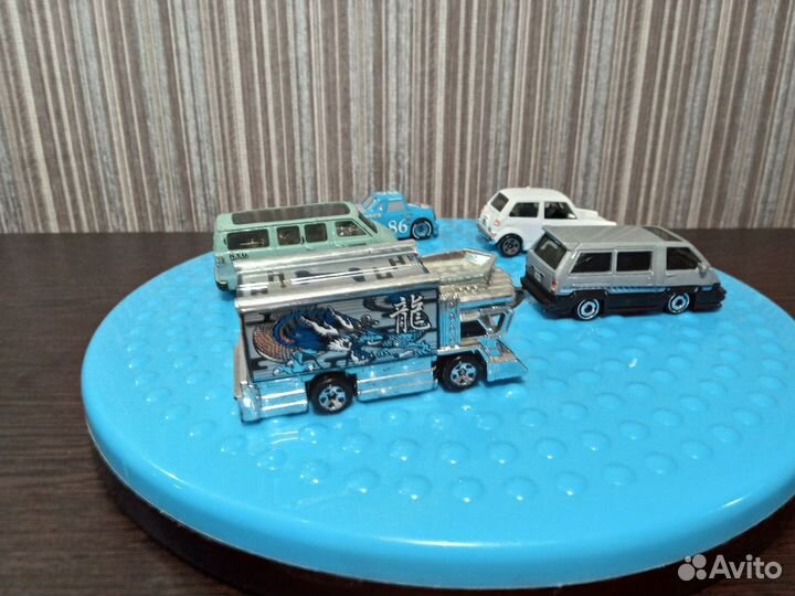 Модель автомобиля 1:64 Лот 14