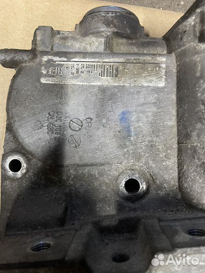 Крышка двигателя Volkswagen Jetta 03C109210BP