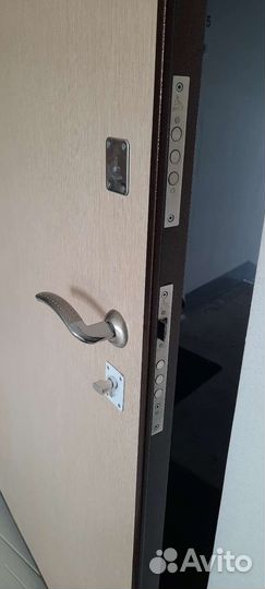 Дверь входная металлическая от застройщика
