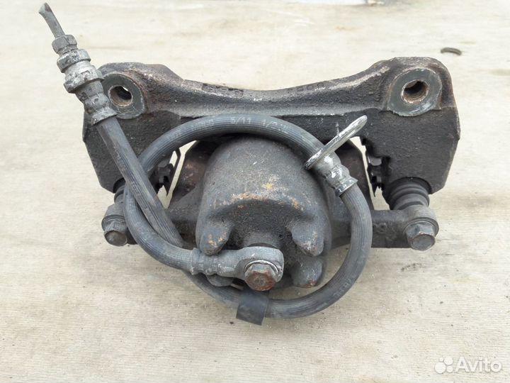 Суппорт тормозной передний Mitsubishi Grandis