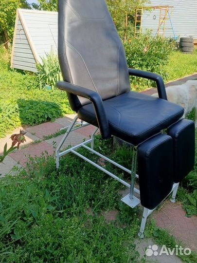 Два кресла для педикюра в подарок стульчик мастера