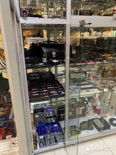 Стеклянная витрина с подсветкой