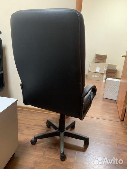 Офисное кожанное кресло