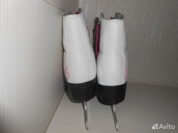 Конькти Bella р39 стелька 25см