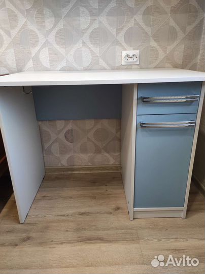 Уголок школьника стол со шкафчиками