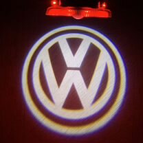 Проекция логотипа VW в двери автомобиля