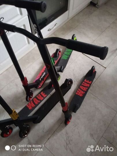 Прочный красно-чёрный трюковой самокат новый