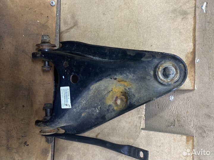 Ларгус передний левый рычаг