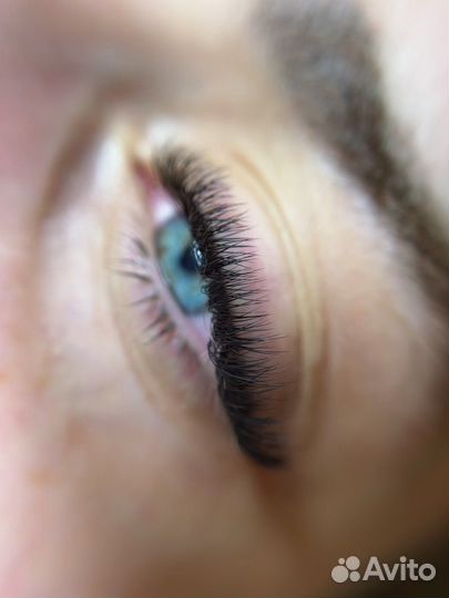 Наращивание ресниц в студии на кресле реклайнере