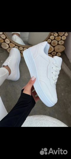 Кроссовки женские