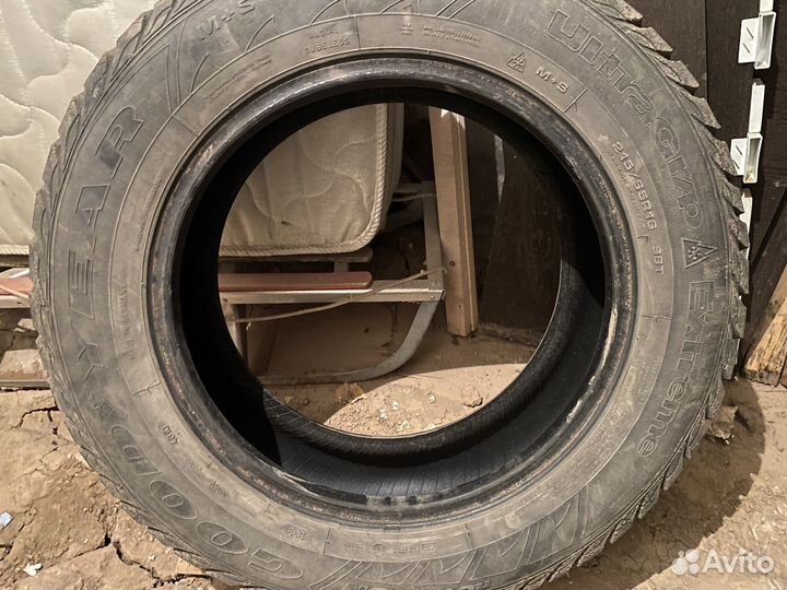 Goodyear UltraGrip 215/65 R16 98