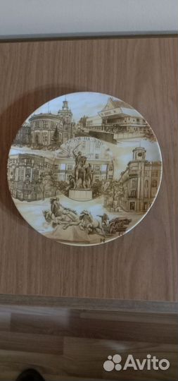 Вазы и настенная тарелка