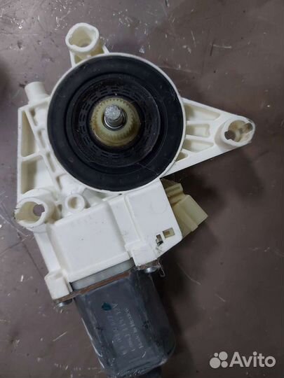 Мотор стеклоподъёмника передний правый на Mercedes