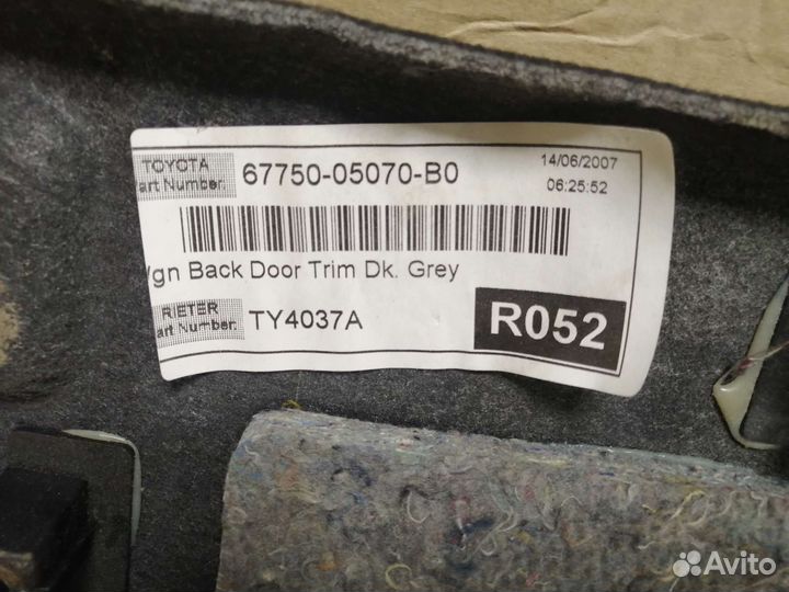 Обшивка крышки богажника Тайота Авенсис уневерсал