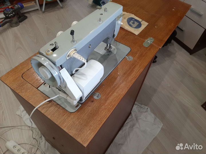 Швейная машина Чайка 142м