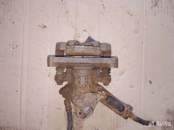 Суппорт задний правый Nissan Primera p11