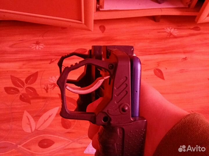 Игровой держатель с курками-триггерами