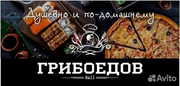 Официант в кафе