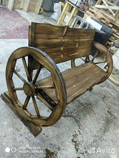 Скамейка старинная (с колесами от телеги)