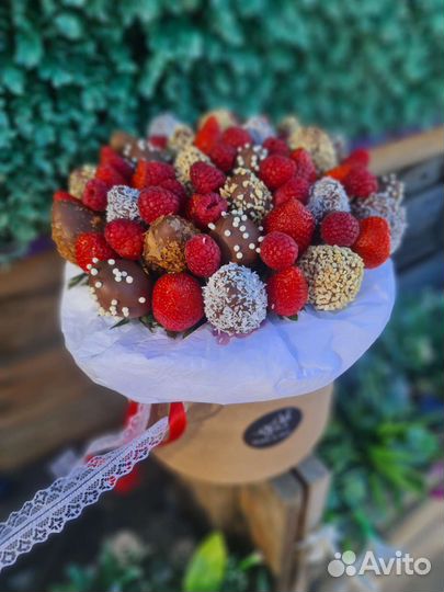 Клубника в шоколаде розы