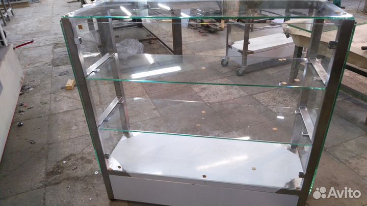 Стеклянные витрины с подсветкой