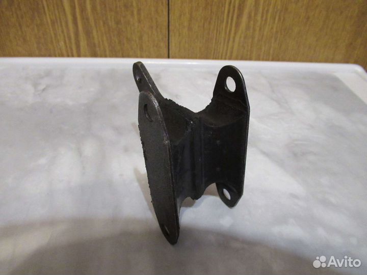 Опора кпп ваз 2106, 2103, 2101 1001045Р