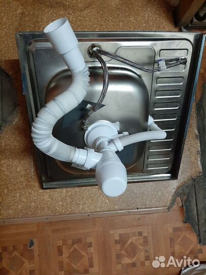 Мойка со смесителем и выводом в канализацию