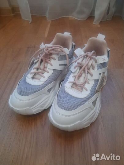 Кроссовки женские