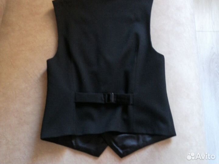 Продаю чёрную жилетку van cliff