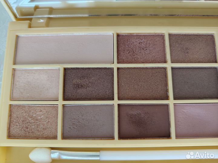 Палетка теней Makeup Revolution