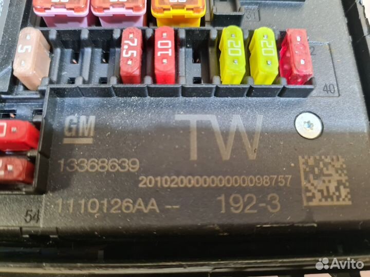 Блок предохранителей подкапотный Opel Astra J GTC