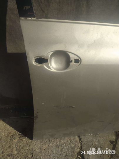 Дверь правая передняя Auris e150