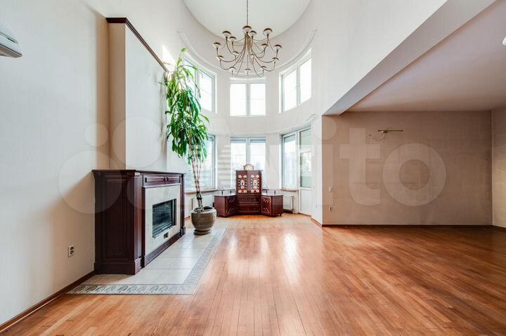 Дом 633 м² на участке 15 сот.