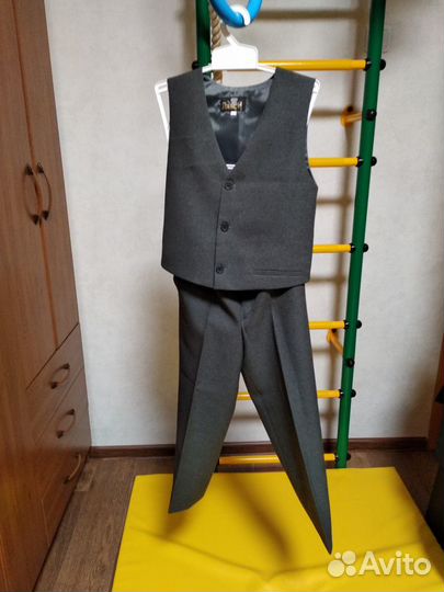 Продаю новый костюм-тройку на мальчика 116-122 р-р