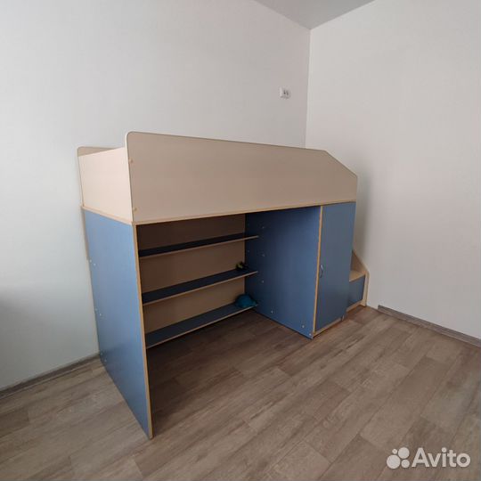 Кровать и стол