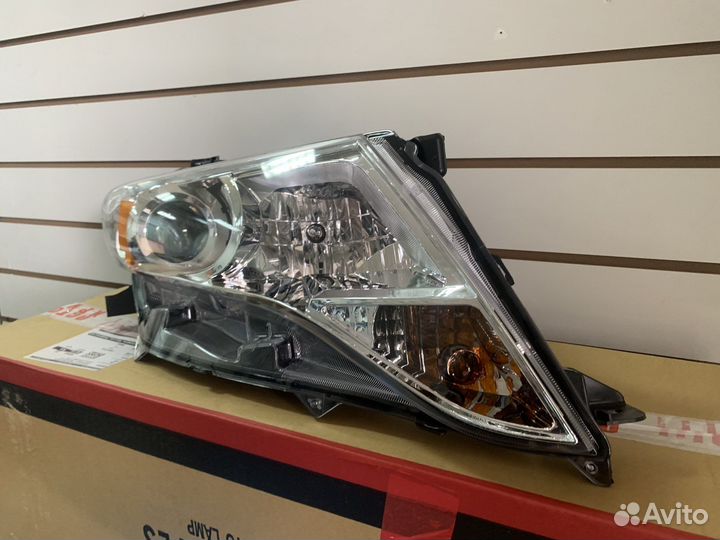 Фара правая Toyota Venza 2009-2017 галоген